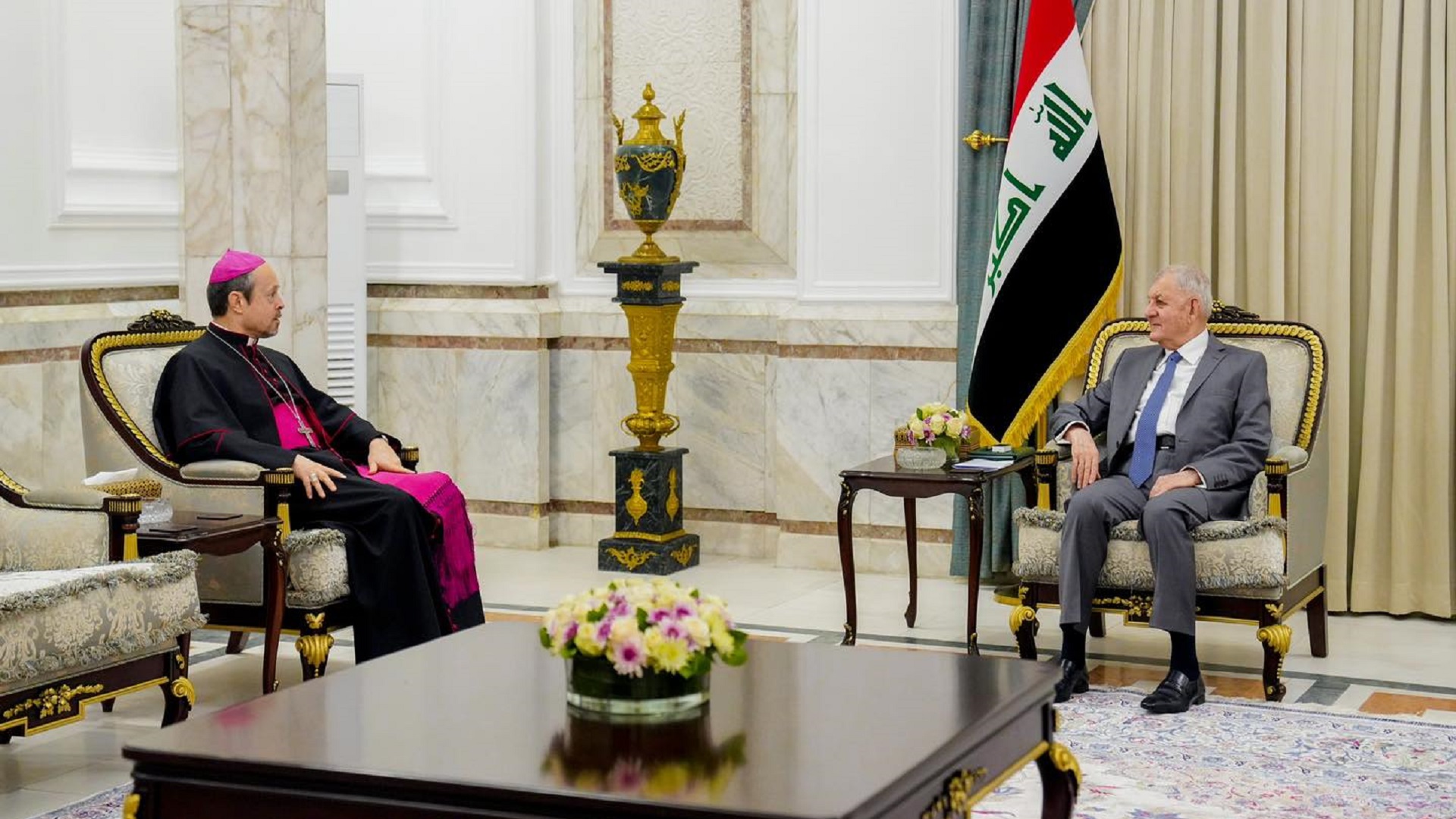 رئيس الجمهورية يلتقي سفير الفاتيكان لدى العراق 